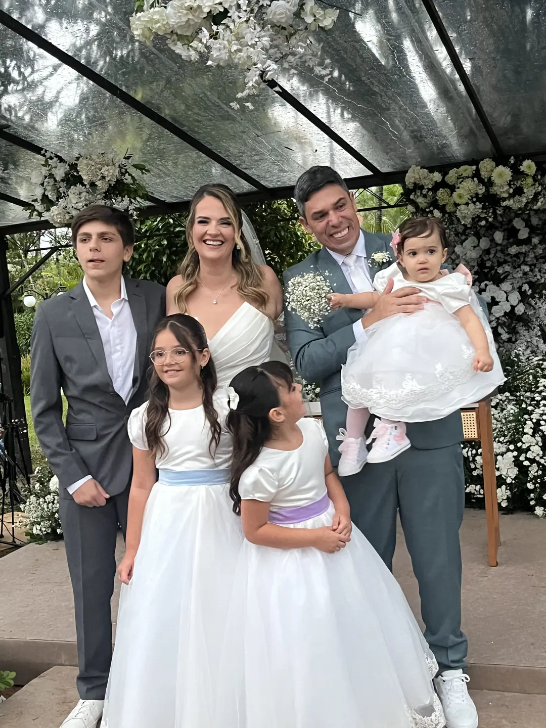 Fabiana e Herbert com as crianças no altar, no dia do casamento